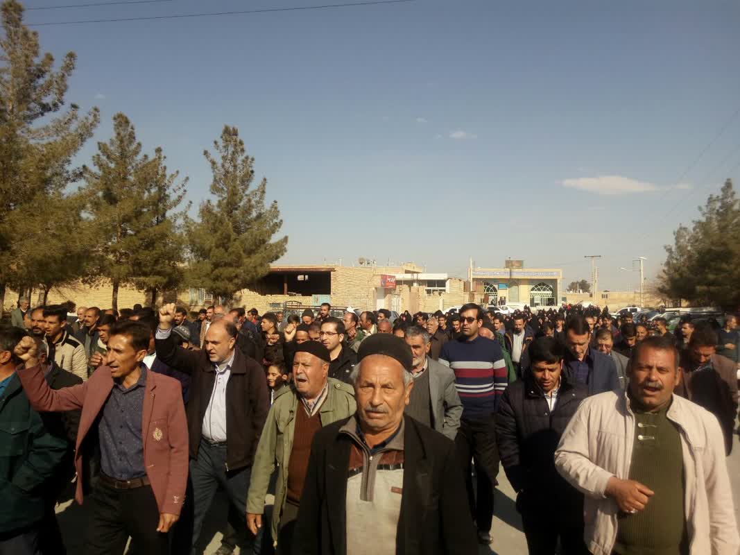 تصاویر| مردم نصرآباد جرقویه در محکومیت شهادت سردار سلیمانی راهپیمایی کردند  - اصفهان شرق